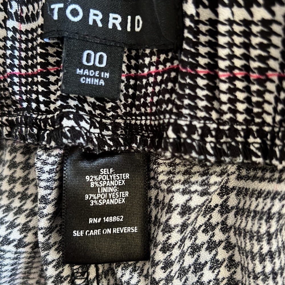 Torrid 00 pants, herringbone plaid, elastic waist, cuffed hem. Work, play, relax - Picture 6 of 8